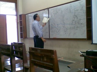 Pak Yanto Suryadhana saat menjelaskan materi kuliah